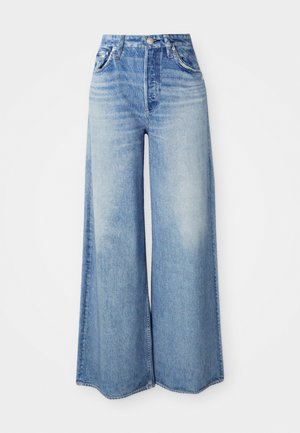 Vidde jeans laget av lys blå denim, med høy midje, fem-lomme-design, falmet vask og frynsete nederkant.