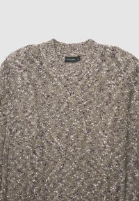 Strickpullover in erdigem Beige mit lila und weißen Spritzern. Verfügt über einen Rundhalsausschnitt und ein strukturiertes Zopfmuster. Markenlabel sichtbar.