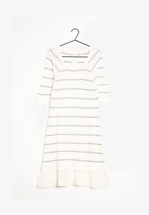 Beiges Strickkleid mit blauen und beigen horizontalen Streifen, quadratischem Ausschnitt, dreiviertellangen Ärmeln und Spitzenbesatz am Saum auf einem schwarzen Kleiderbügel.