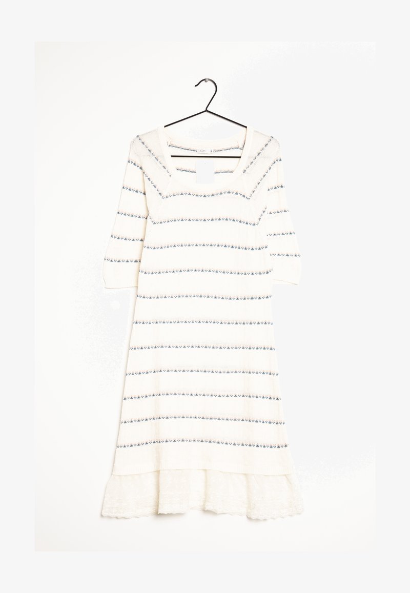 Robe en maille crème avec des rayures horizontales bleu et beige, encolure carrée, manches trois-quarts, et bordure en dentelle à l'ourlet sur un cintre noir.