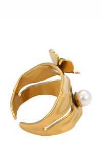 Gul åben ring med organisk, bølget design, der har en sommerfugl detalje og en enkelt hvid perle akcent.
