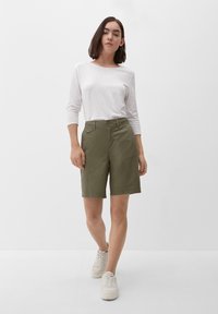 s.Oliver REGULAR BERMUDA - Shorts - olivgrün