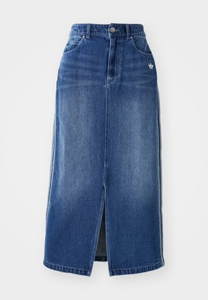 Jupe en denim bleu foncé avec une fente à l'avant, taille haute, cinq poches et un logo brodé près de la taille. Texture lisse et coutures nettes.
