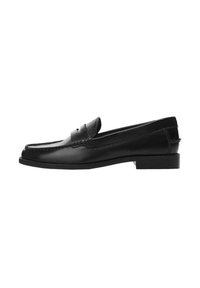 Svarta läderloafers med rund tå, dekorativ sömnad och lågt blockklack. Har en rem framtill över fotryggen.