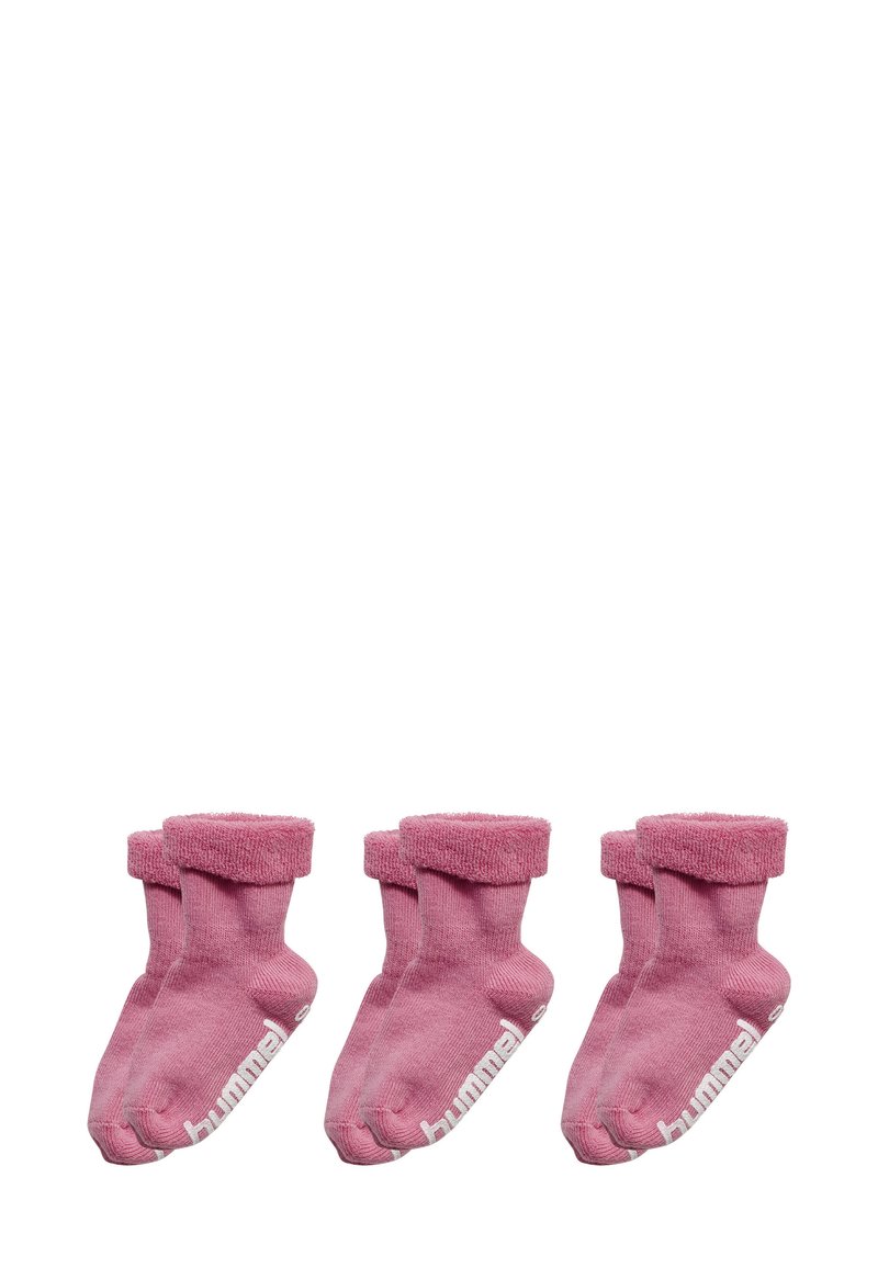 Drei Paar rosa Knöchelsocken mit einem flauschigen Bund, auf der Seite mit weißem Branding. Weiches Material, gerippte Textur und abgerundete Zehen.