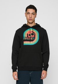 Fekete kapucnis pulcsi elülső zsebbel, színes grafikai mintával, amelyen nap és pálmafák láthatók, valamint a "ROLLER SKATER CLUB VENICE BEACH" felirat.