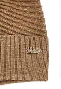 Berretto in maglia marrone con un motivo testurizzato in rilievo, bordo a coste e accentuazione con logo dorato sul lato anteriore. Materiale morbido ed elasticizzato.