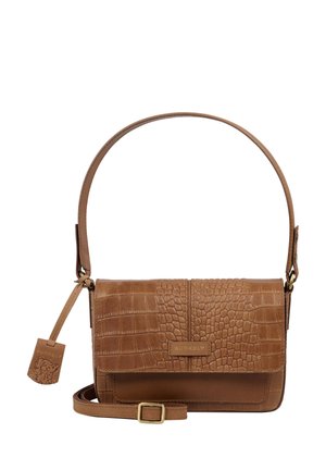 Sac en cuir marron en bandoulière avec texture crocodile, bandoulière réglable, fermeture à rabat magnétique et accent matériel doré.