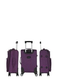 Maleta morada con ruedas y acabado texturizado, dos asas retráctiles y cuatro ruedas giratorias. Dispone de bolsillos laterales y base resistente.