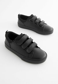 Zwarte leren sneakers met drie klittenbandsluitingen, ronde neuzen en een gestructureerde rubberen zool, voorzien van een stoffen voering en een treklus bij de hiel.