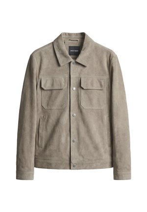 Taupekleurig suède jack met een knoopsluiting aan de voorkant, twee klepzakken op de borst, steekzakken aan de zijkant en een kraag, ontworpen voor mannen.