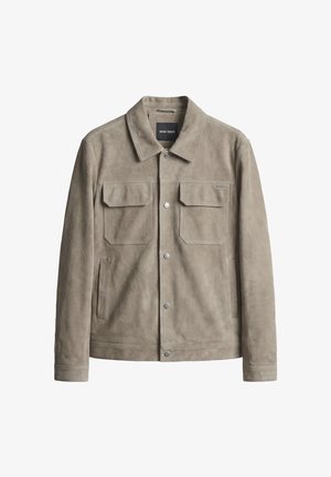 Jakna od taop brušene kože s gumbima sprijeda, dva džepa s preklopom na prsima, bočnim džepovima i ovratnikom, dizajnirana za muškarce.