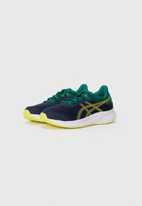 Baskets de sport bleues et vertes avec une tige en mesh, dotées d'une semelle jaune et d'accents, conçues pour le confort et la flexibilité.