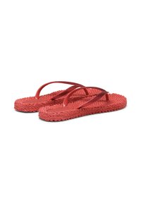 Een paar rode geweven teenslippers met gestructureerde zolen en dunne glanzende bandjes naast elkaar op een witte achtergrond.