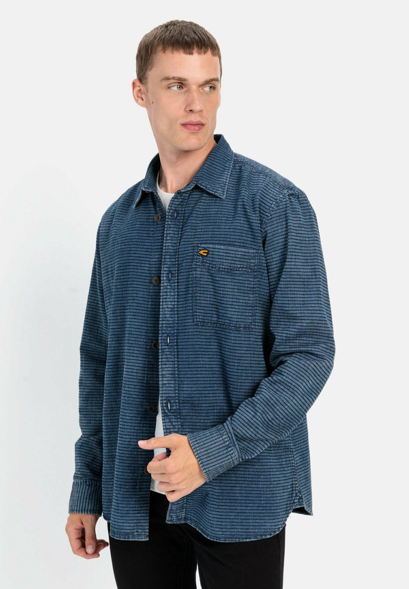 Blauw gestreepte shirt van geweven stof, met een knoopsluiting aan de voorkant, een kraag, een borstzak en lange mouwen met knoopmanchetten.