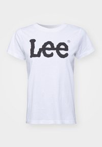 Vit bomullst-shirt med rund hals, korta ärmar och en stor svart "Lee"-logotyp tryckt på framsidan. Slät yta, standard passform.