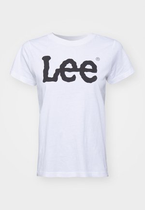 Valge puuvillane t-särk ümmarguse kaelusega, lühikeste käistega ja ees suure musta "Lee" logoga. Sile tekstuur, tavaline lõige.