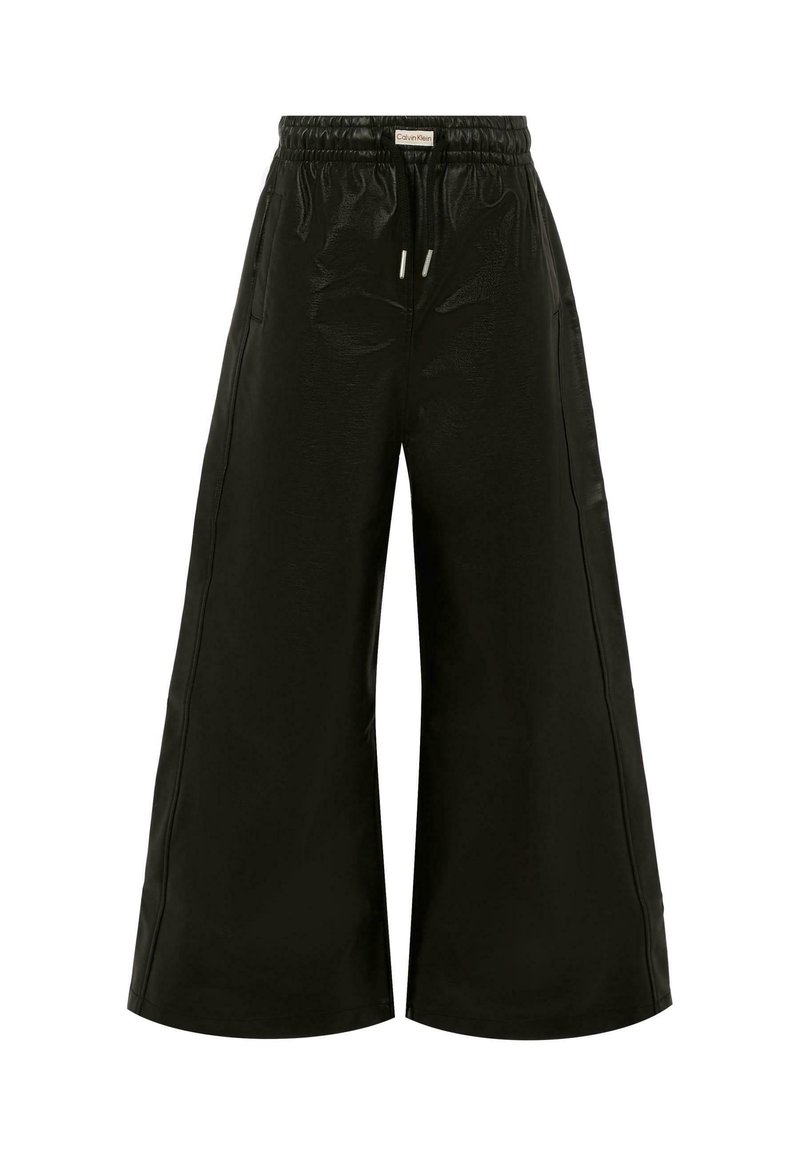 Pantalons larges noirs en matériau brillant, dotés d'une taille élastique avec cordons de serrage et de deux poches latérales.