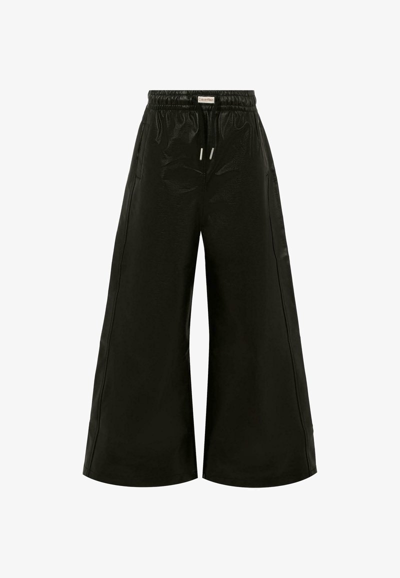 Pantalons larges noirs en matériau brillant, dotés d'une taille élastique avec cordons de serrage et de deux poches latérales.