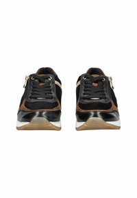 Sneaker neri e marroni realizzati in pelle e camoscio, con una superficie testurizzata, punta rotonda, chiusura con lacci e dettaglio con zip laterale.