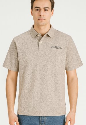 Kurzarm-Polohemd in hellbeige, aus strukturiertem Stoff mit Kragen und einer Dreiknopf-Leiste; verfügt über ein kleines Logo auf der Brust.