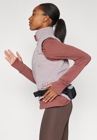 Nike Performance TRAIL REPEL VEST - Colete - light violet ore/red sepia