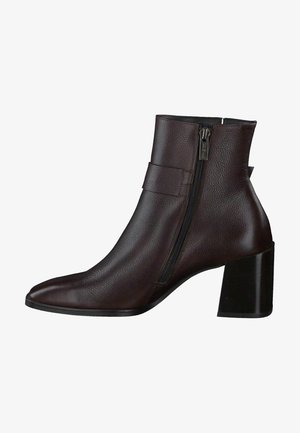 Brązowy skórzany botek za kostkę z ostrym noskiem, bocznym zamkiem błyskawicznym i grubym słupkowym obcasem. Posiada teksturowane wykończenie oraz minimalistyczne akcenty.