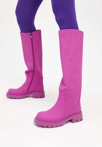 Fuchsia waterdichte kniehoge laarzen met een gladde textuur, zijrits, chunky zool en robuust loopvlak.