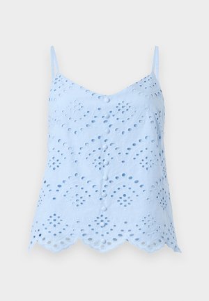 Svetlomodrý top bez rukávov s vyšitými očkami, zúbkovanýmlemom a dekoratívnymi gombíkmi. Hladký bavlnený materiál s jemnou textúrou.