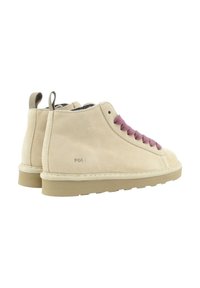 Sneaker high-top in suede beige con suola imbottita, lacci rosa e un piccolo anello sul tallone. Presentano un design minimalista.