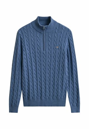 Blauer Strickpullover mit Zopfmuster und Viertel-Reißverschluss, mit geripptem Kragen, Bündchen und Saum, versehen mit einem kleinen Emblem auf der linken Brust.