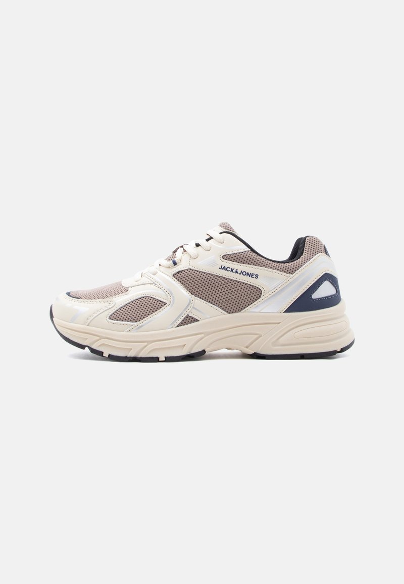 Chaussure de sport en maille beige et taupe avec partie synthétique, lacets à l'avant, semelle rembourrée et logo "JACK & JONES" sur le côté.