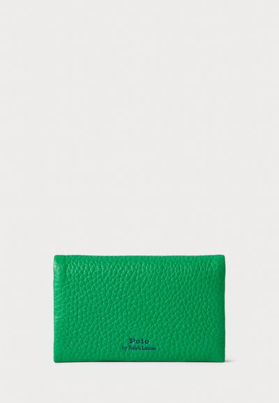 Cartera de cuero verde con un acabado texturizado y una apariencia suave. Presenta un logo en relieve en azul en la parte inferior. Forma rectangular.