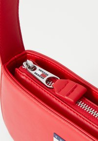 Tommy Jeans MUST SHOULDER BAG - Käsilaukku - red