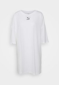 T-shirt blanc oversize à manches courtes avec col rond et petit logo Puma noir centré sous le col.