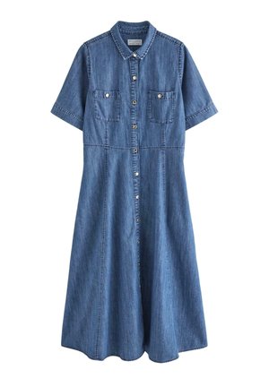 Vestito camicia di jeans con maniche corte, apertura frontale con bottoni, due tasche sul petto e gonna a ruota, tutto in un colore blu medio con cuciture a contrasto.