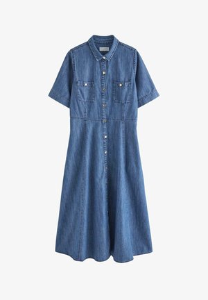 Vestito camicia di jeans con maniche corte, apertura frontale con bottoni, due tasche sul petto e gonna a ruota, tutto in un colore blu medio con cuciture a contrasto.