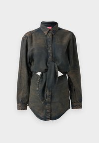 Cămașă din denim cu spălare închisă, cu nasturi în față, mâneci lungi și detaliu de nod legat la talie. Are un guler ascuțit și un tiv curbat.