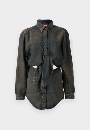 Denim overhemd in een donkere was met een knoopsluiting aan de voorkant, lange mouwen en een knoopdetail rond de taille. Het heeft een puntige kraag en een gebogen zoom.