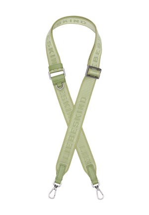 Regulowany pasek do torby z jasnoszielonego materiału z srebrnymi zaczepami i wyciśniętym napisem "LIEBESKIND" na pasku.