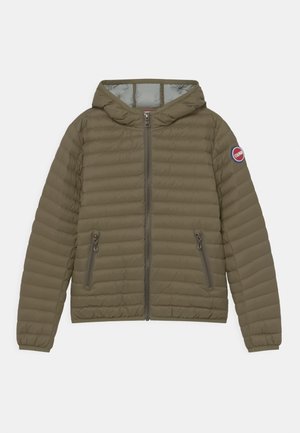 Olivgrüne gepolsterte Jacke mit Kapuze, voller Frontreißverschluss und zwei seitlichen Reißverschluss-Taschen. Mit einem Logo-Patch auf dem linken Ärmels.