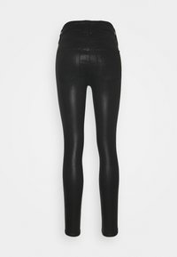 Svarta, stretchiga skinny jeans med slim fit, med hög midja, bakfickor och en glänsande finish. Inga synliga loggor eller mönster.