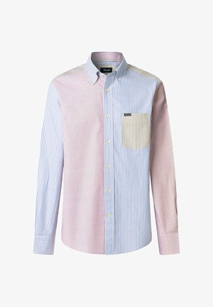 Koszula na długi rękaw zapinana na guziki z pionowymi czerwonymi, niebieskimi i beżowymi paskami, zapinanym na guziki kołnierzykiem oraz beżową kieszenią na piersi w paski.
