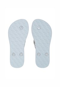 Lysblå gummisandaler med teksturerede såler. Bemærkelsesværdige cirkulære hardware detaljer. Glat overflade med et geometrisk mønster.