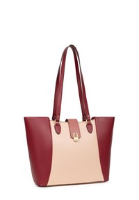 Borsa tote in finta pelle rossa e beige. Presenta una forma strutturata, manici lunghi, hardware dorato e dettagli delle cuciture sui lati.