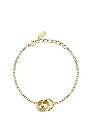 Guldarmbånd med kæde, der har to sammenlåste ringe, hvoraf den ene er pyntet med små klare krystaller og en lille hængelabel indgraveret med et navn.