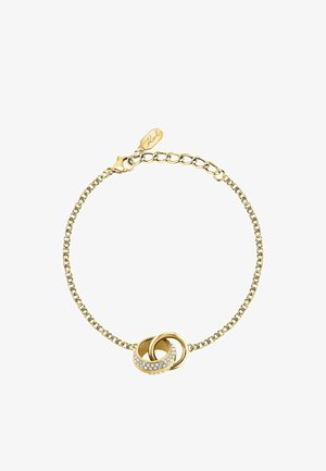 Bracelet chaîne en or avec deux anneaux entrelacés, l'un orné de petits cristaux clairs et une petite plaque gravée d'un nom.