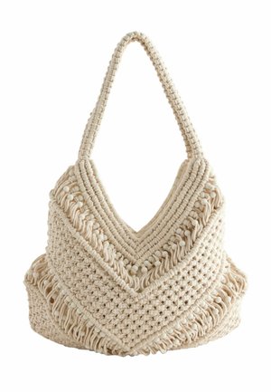 Creme macramé håndtaske med en V-formet design, der har teksturerede vævede mønstre og dekorative perleaccenter langs kanterne.
