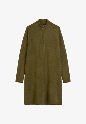 Olivgrünes Strickkleid aus weichem Stoff, mit hochgeschlossenem Kragen, halben Reißverschluss, langen Ärmeln und lässiger Passform.