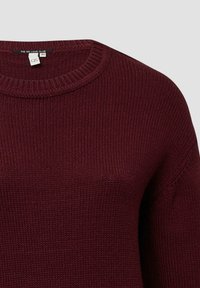 Bordeaux trui met een ribbelstructuur, ronde halslijn en lange mouwen, gemaakt van gebreide stof die geschikt is voor casual kleding.